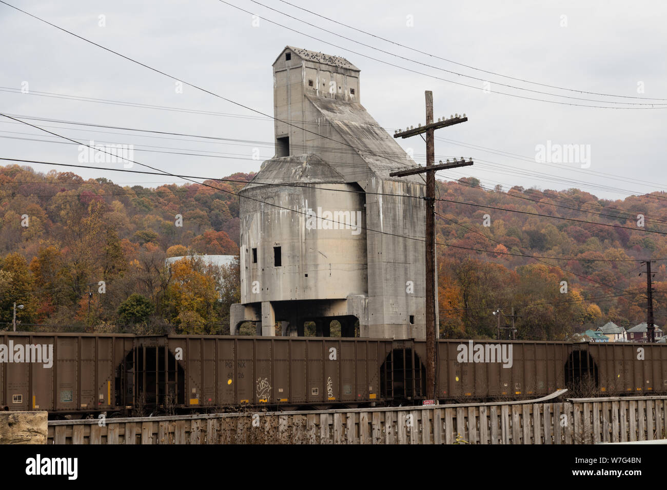 Un vieux tour qu'une fois servi coaling Chesapeake & Ohio locomotives à vapeur se déplaçant dans Bluefield, West Virginia Banque D'Images