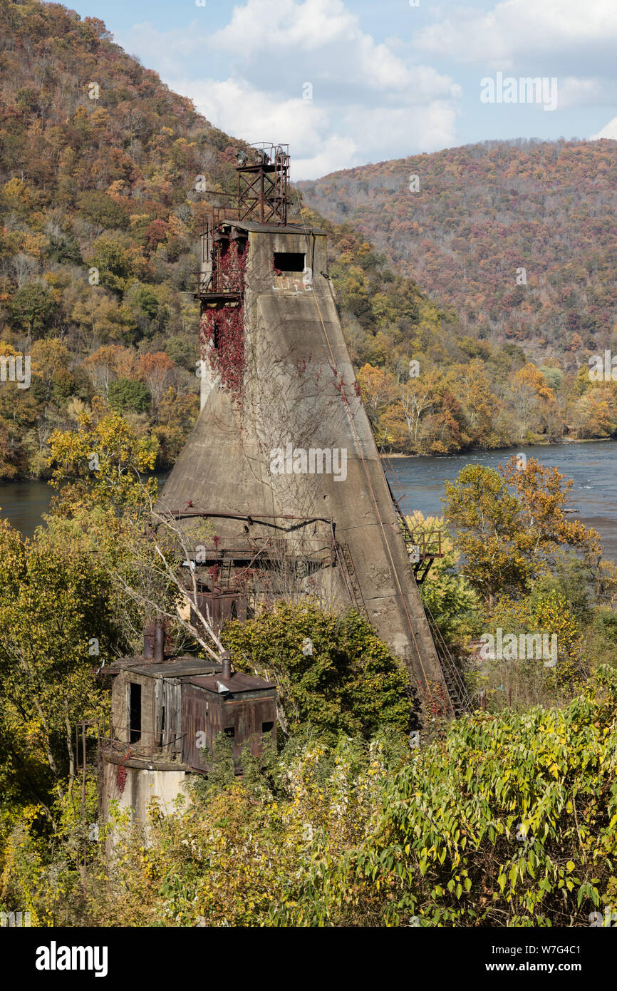 Un vieux tour qu'une fois servi coaling Chesapeake & Ohio locomotives déménagement par Hinton, Virginie-Occidentale Banque D'Images