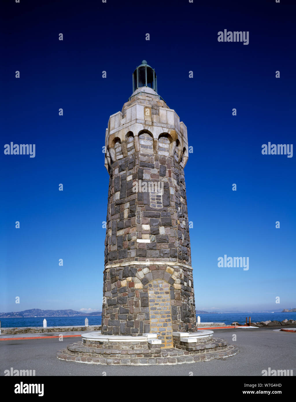 Un vieux phare se dresse sur une pointe de terre à la Marina, San Francisco, Californie Banque D'Images
