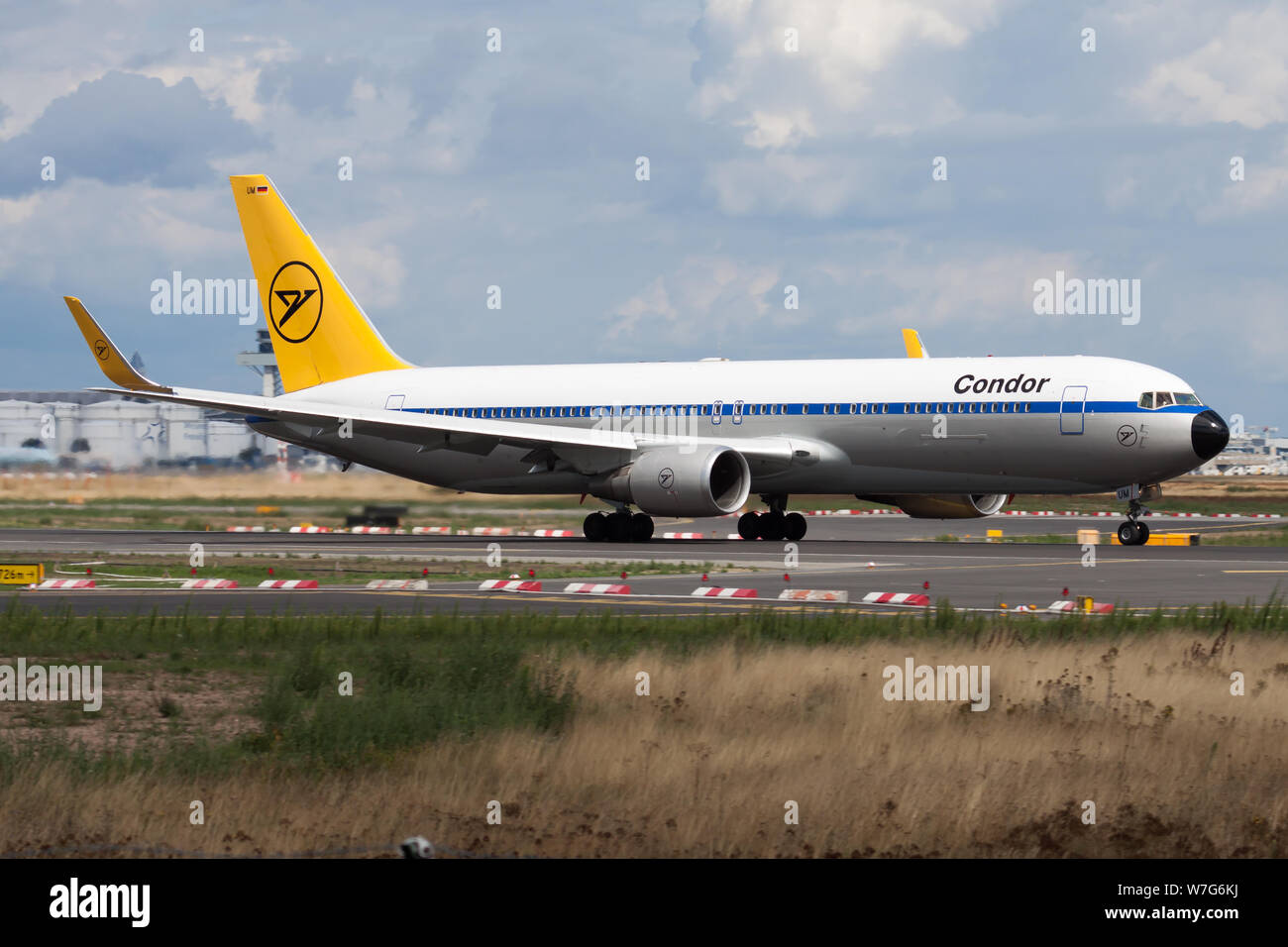 Francfort / ALLEMAGNE - le 19 août 2013 : Condor Airlines Boeing 767-300 livrée rétro spécial D-album éponyme enfin disponible départ avion de passagers à l'aéroport de Francfort Banque D'Images