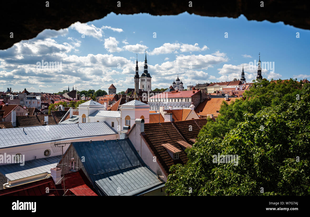 Cityscape encadrée vue de Tallinn, Estonie à la tour médiévale à travers la fenêtre en pierre et en bois Banque D'Images