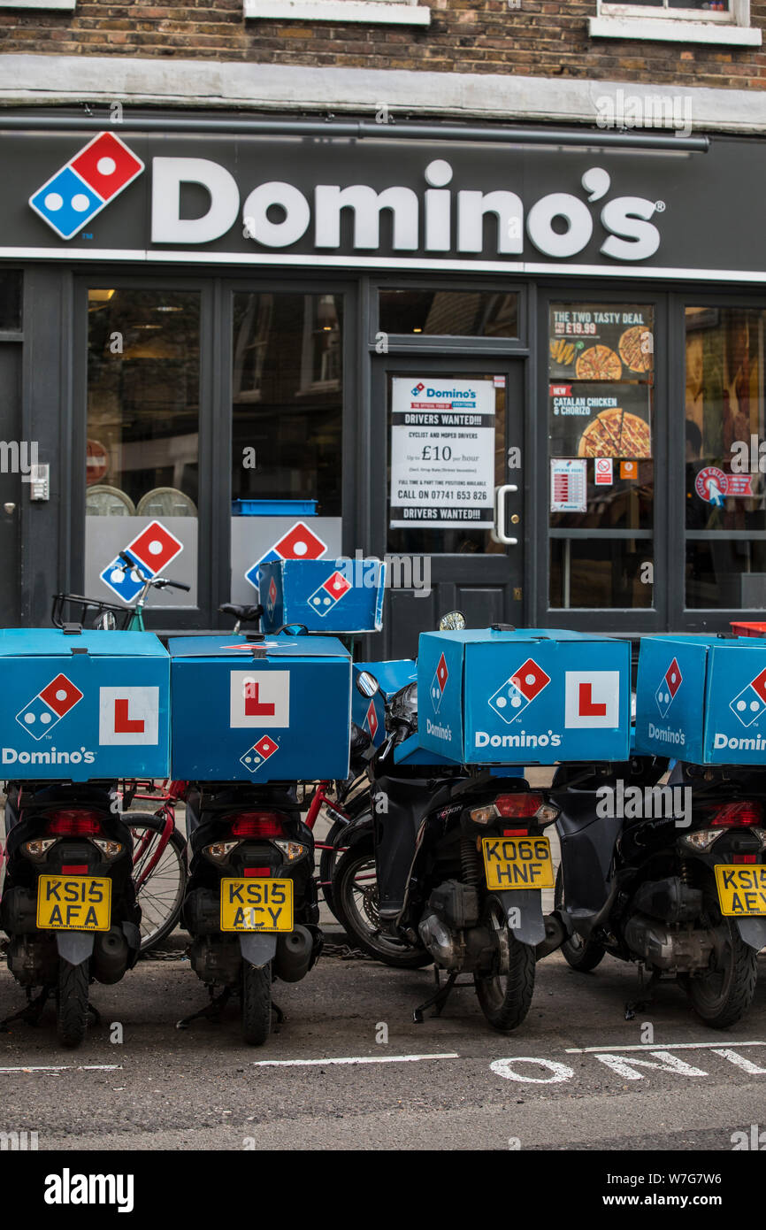 Domino's Pizza scooters livraison restera inactif à l'extérieur d'une  succursale sur Foley Street, Central London, UK Photo Stock - Alamy