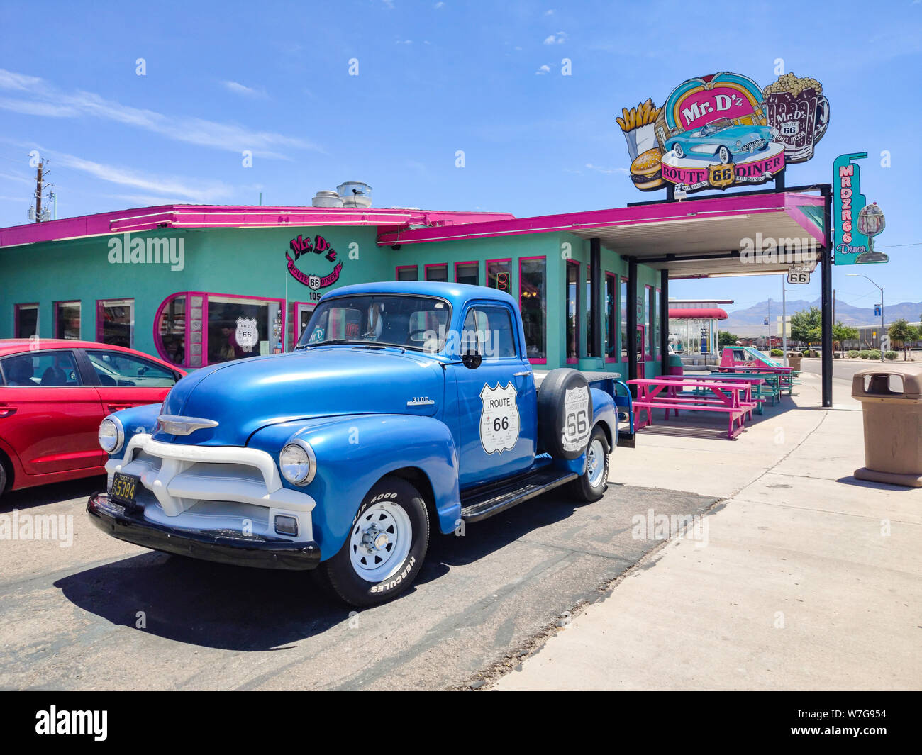 Kingman, Arizona, USA. 26 mai, 2019. M. DZ Route 66 Diner, collection bleu vintage car à l'extérieur du restaurant. Fond de Ciel bleu. Banque D'Images