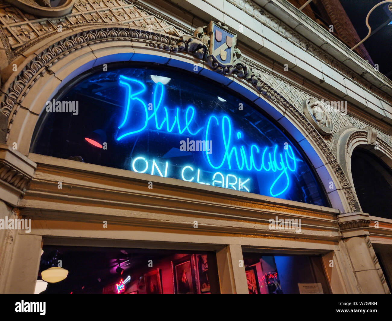 Chicago, Illinois, USA. Le 10 mai 2019. Blue Chicago sur Clark jazz club Neon panneau bleu rouge arrière-plan. Banque D'Images
