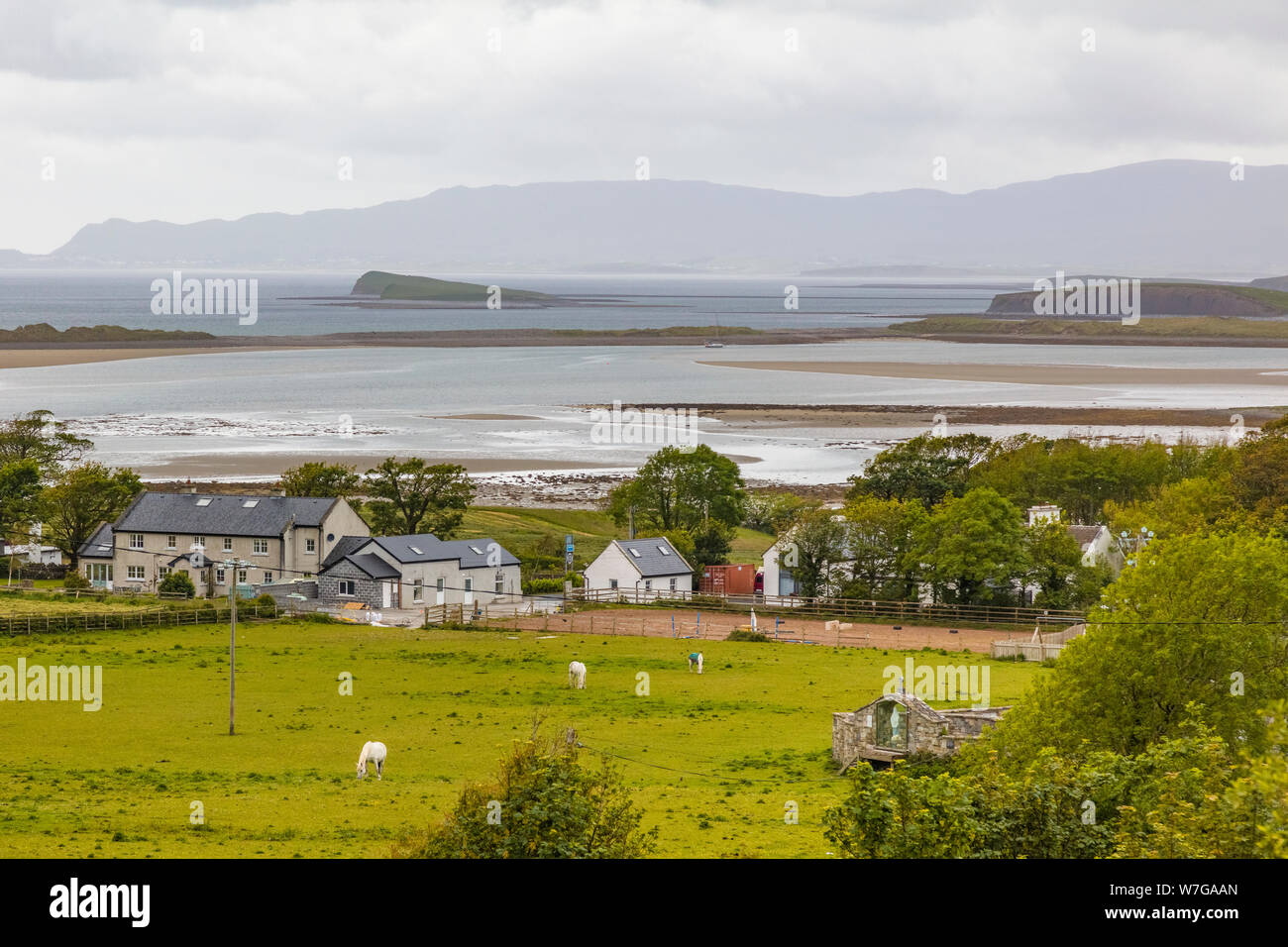 Vue depuis le sentier jusqu'Irelands Sainte Montagne Croagh Patrick dans le village de Murrisk, dans le comté de Mayo Irlande Banque D'Images