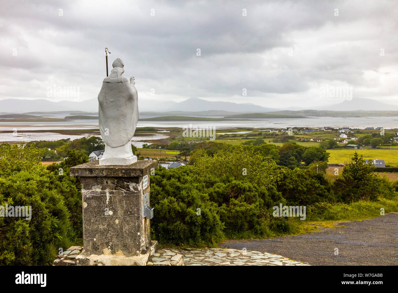 Statue de Saint Patrick sur la piste jusqu'Irelands Sainte Montagne Croagh Patrick dans le village de Murrisk dans Cnounty Mayo Irlande Banque D'Images