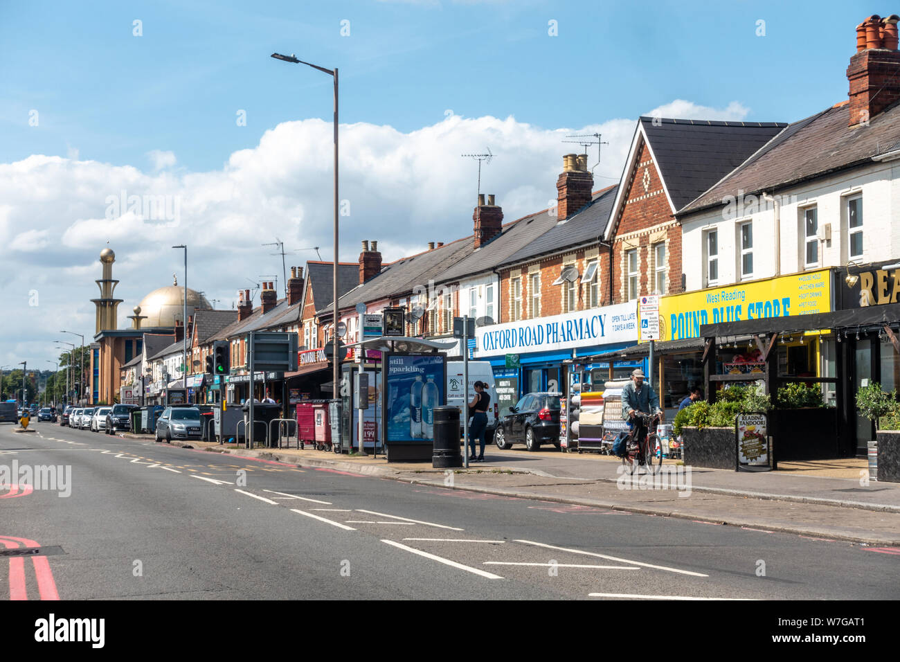 Boutiques sur Oxford Road, à Reading, au Royaume-Uni, y compris la pharmacie d'Oxford Road et Pound Plus Store. Centre islamique Abu Bakr et la mosquée est dans la distance. Banque D'Images