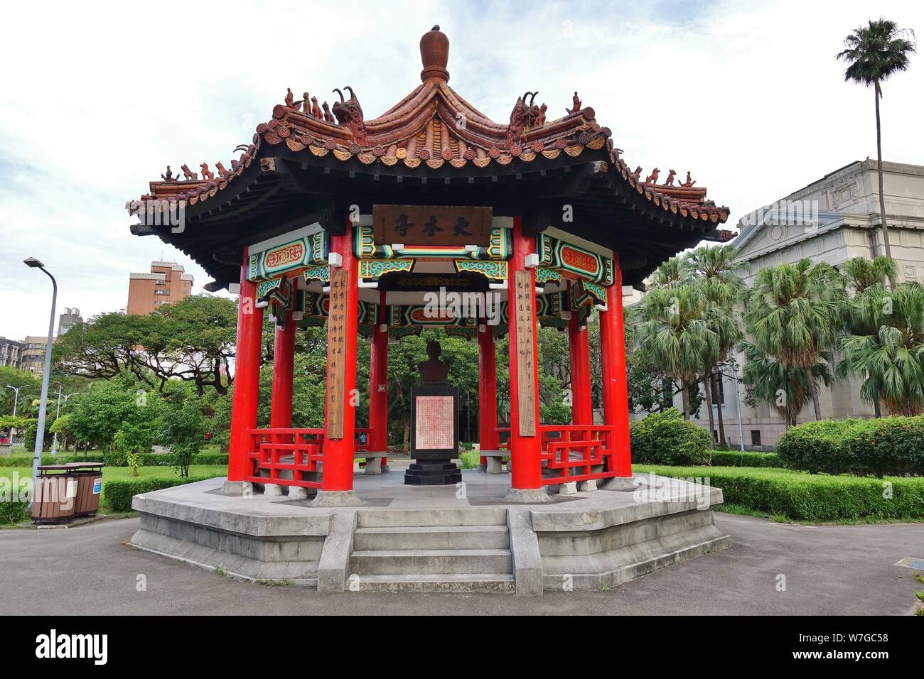 TAIPEI, TAIWAN - 4 JUL 2019- Vue d'une pagode rouge sur un étang dans le parc de la paix 228 à Taipei, Taïwan. Banque D'Images