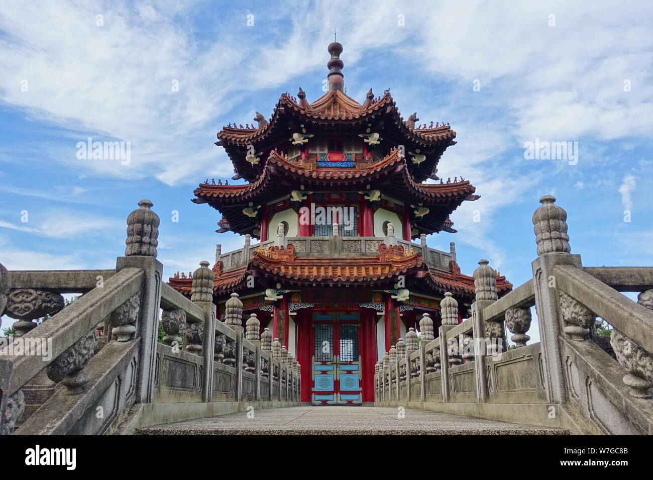 TAIPEI, TAIWAN - 4 JUL 2019- Vue d'une pagode rouge sur un étang dans le parc de la paix 228 à Taipei, Taïwan. Banque D'Images