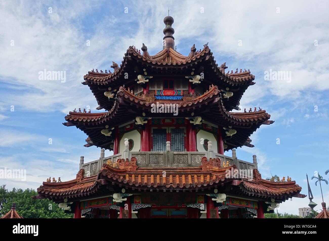 TAIPEI, TAIWAN - 4 JUL 2019- Vue d'une pagode rouge sur un étang dans le parc de la paix 228 à Taipei, Taïwan. Banque D'Images