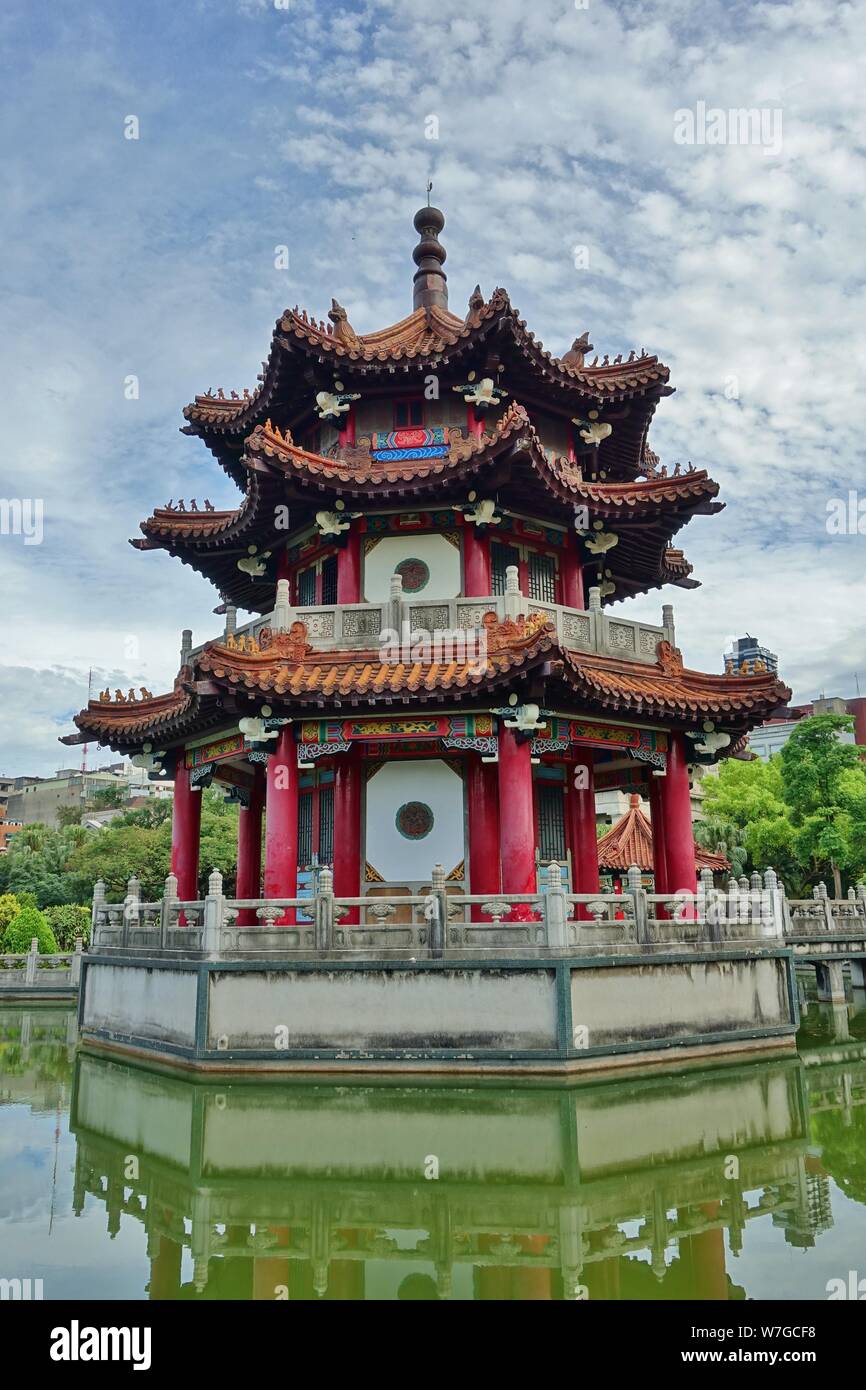 TAIPEI, TAIWAN - 4 JUL 2019- Vue d'une pagode rouge sur un étang dans le parc de la paix 228 à Taipei, Taïwan. Banque D'Images