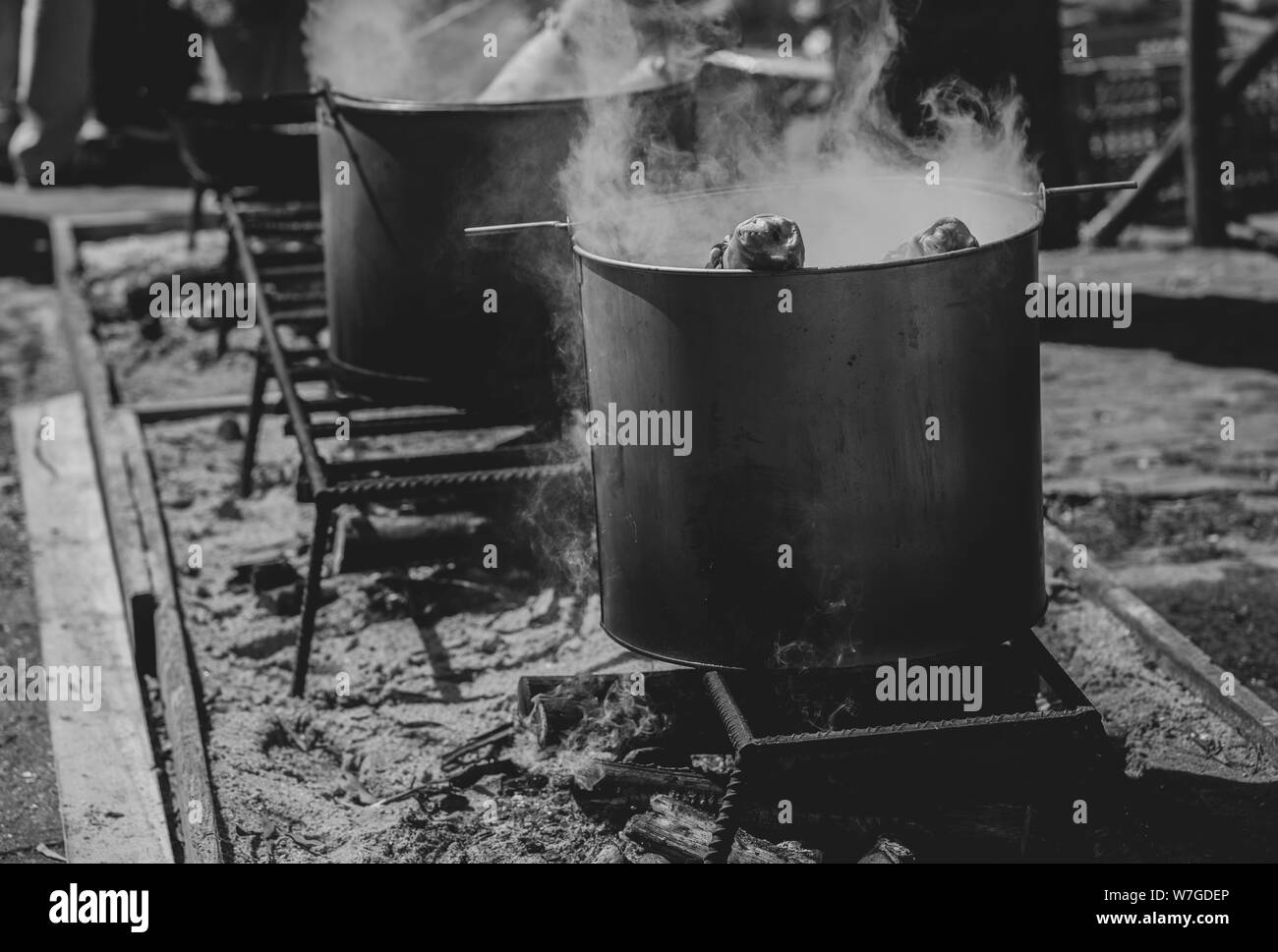 Épaule de porc est à ébullition dans une casserole en plein air Banque D'Images