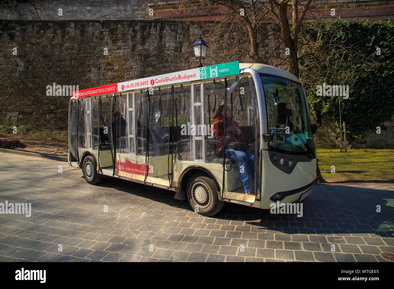 Budapest, Hongrie, le 22 mars 2018 : les touristes de voiture navette Château de Buda. Banque D'Images