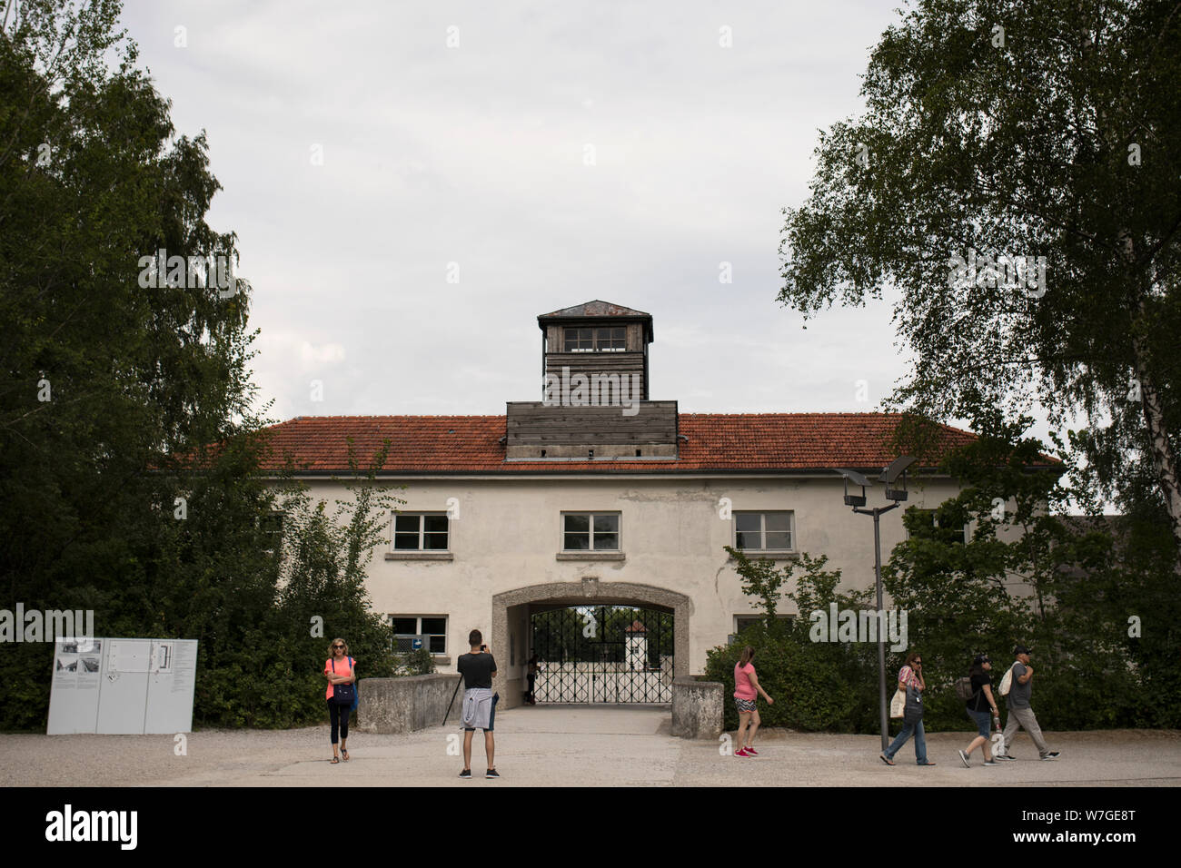 Le Jourhaus et la porte principale de l'ancien site commémoratif du camp de concentration à Dachau, en Allemagne. Banque D'Images