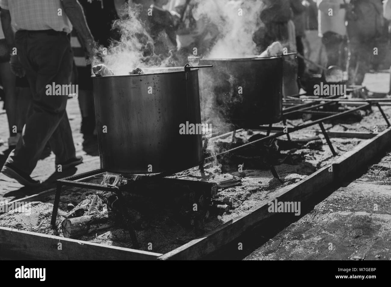 Épaule de porc est à ébullition dans une casserole en plein air Banque D'Images