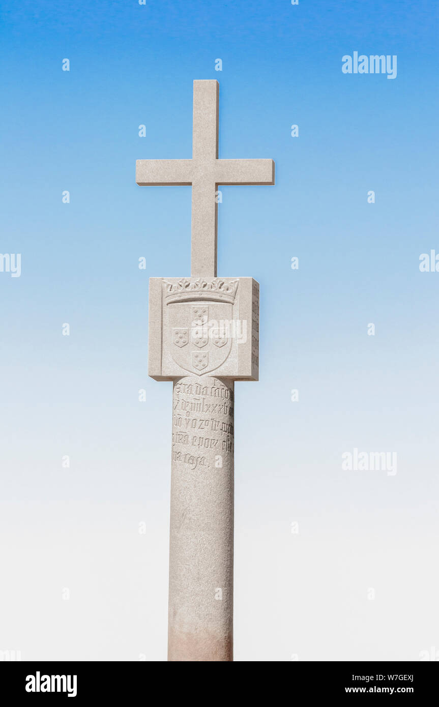 Stone cross portugais à Cape Cross, la Namibie. Le croisement initial a été prise par l'Allemagne et seulement accepté d'être renvoyé en 2019. Banque D'Images