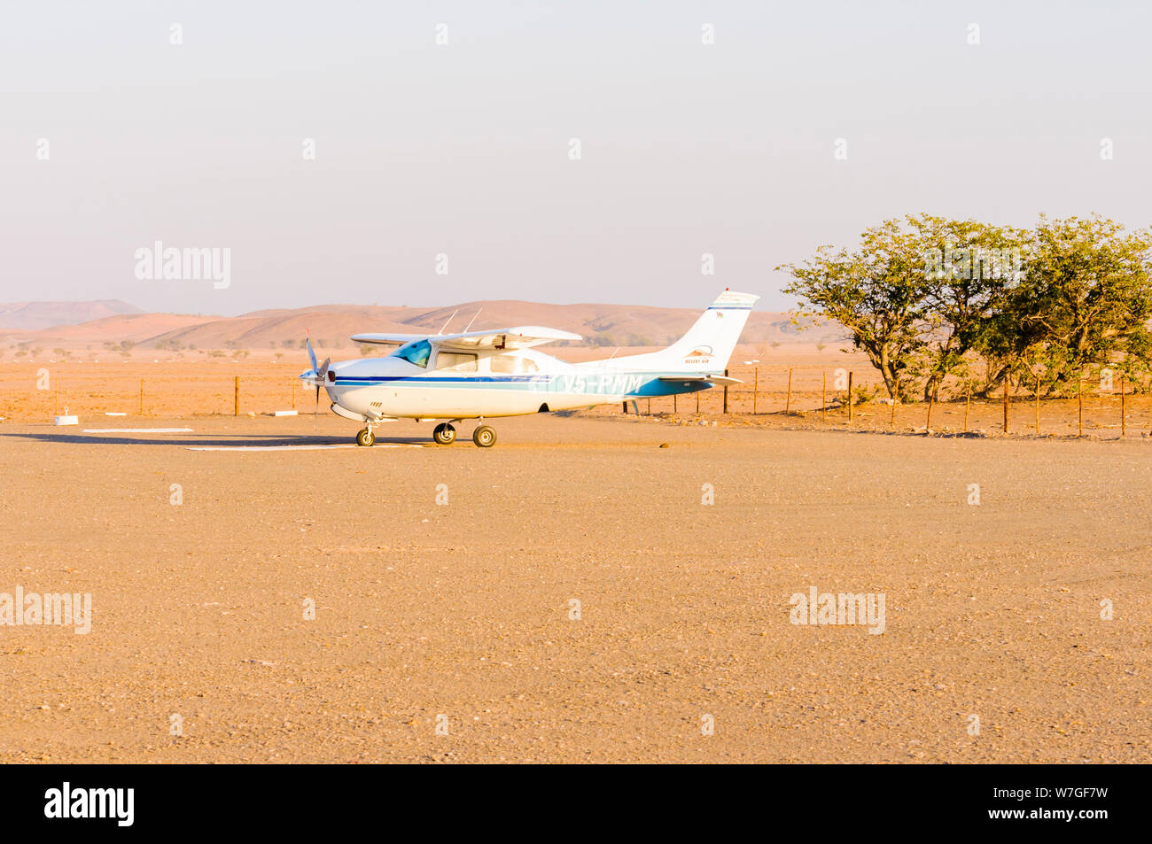 Cessna 210N Centurion II V5-PMM exploité par Air du désert, Namutoni Aéroport, Etosha National Park, Namibie Banque D'Images