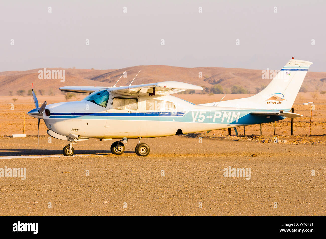 Cessna 210N Centurion II V5-PMM exploité par Air du désert, Namutoni Aéroport, Etosha National Park, Namibie Banque D'Images