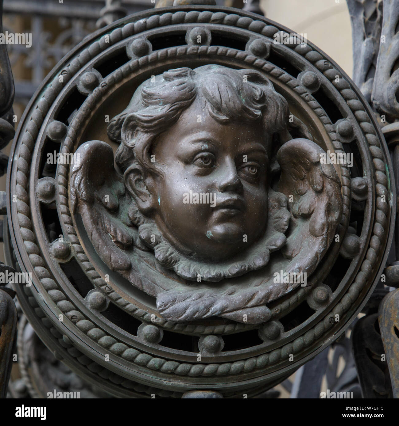 Tête d'un ange avec les ailes sur une ancienne porte de métal. Banque D'Images