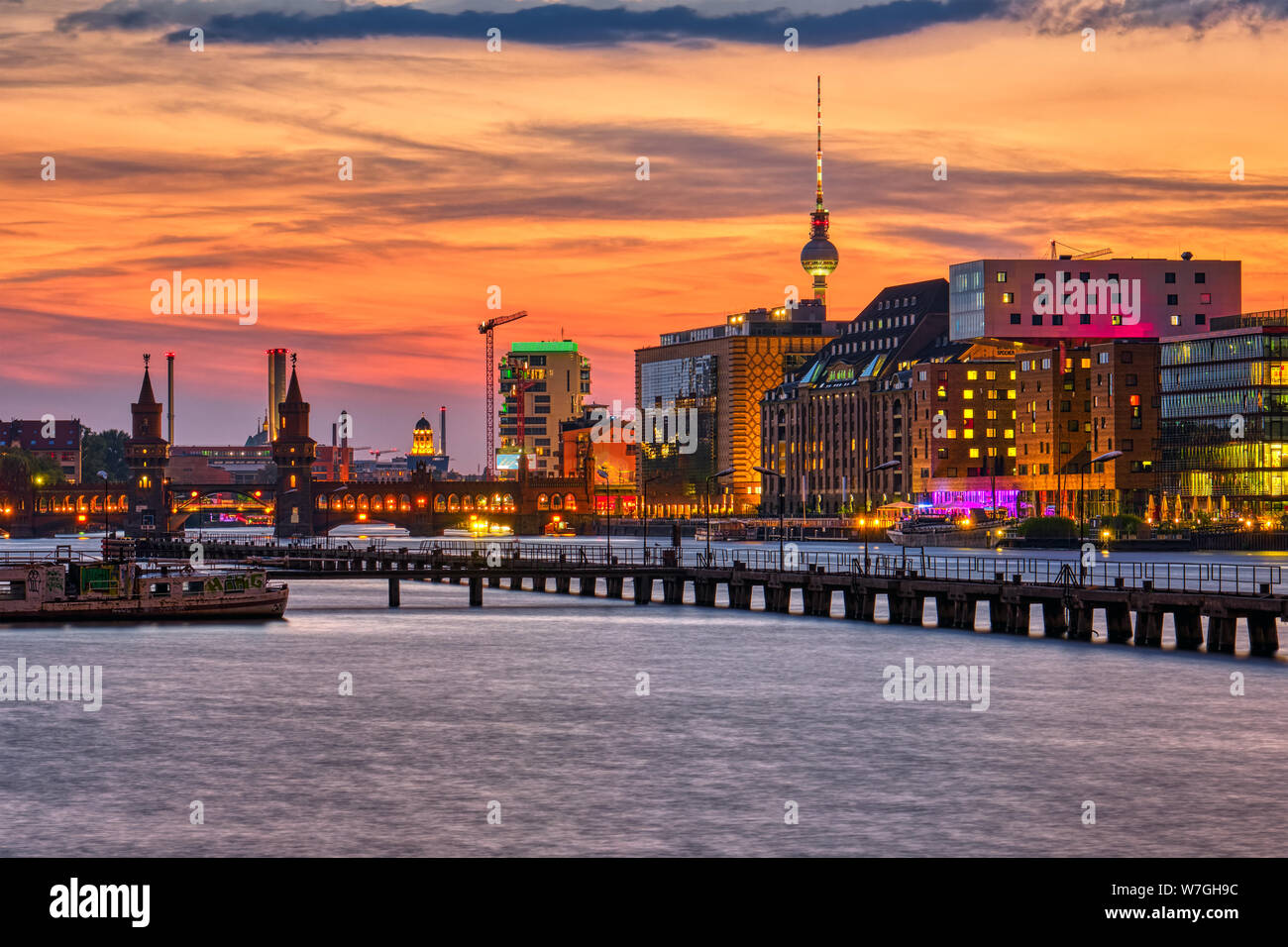 Magnifique coucher de soleil sur la Spree à Berlin, Allemagne Photo Stock -  Alamy