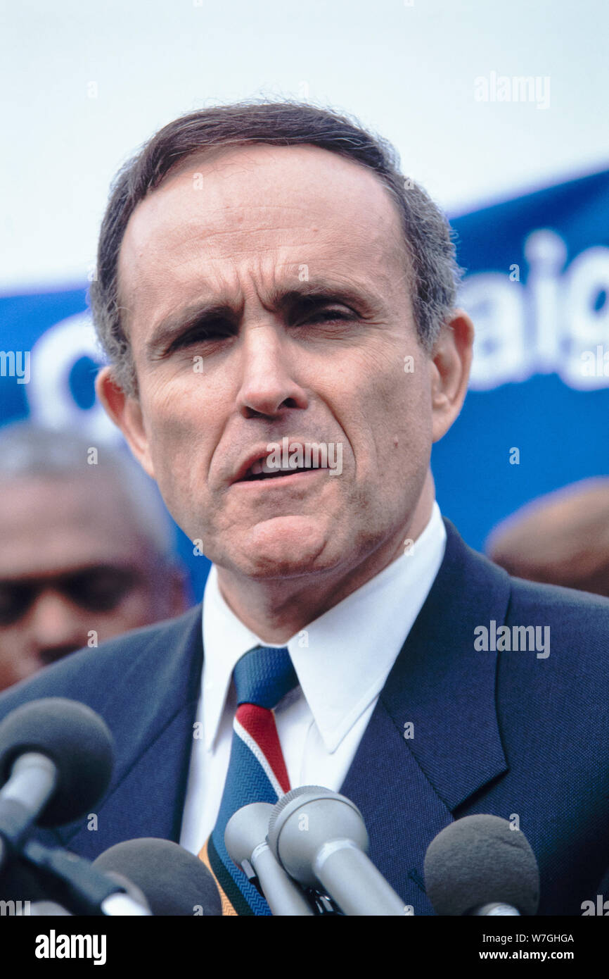 Maire de New York, Rudy Giuliani lors d'une conférence de presse à l'appui du Violent Crime Control and Law Enforcement Act de 1994 à l'extérieur du Capitole le 31 mars 1994 à Washington, DC. Banque D'Images