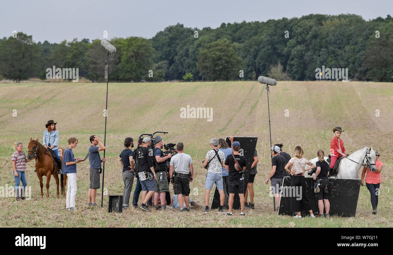 Reichenow, Allemagne. Le 06 août, 2019. Appuyez sur la date de la série Amazon Bibi et Tina l'actrice Harriet Herbig-Matten sera assise sur le définir comme Tina (l) et l'actrice Katharina Hirschberg comme Bibi sur les chevaux (r). Le tournage de la nouvelle Amazon Bibi Original & Tina est actuellement en cours dans la région de Berlin. La série live action pour toute la famille accompagne la jeune sorcière Bibi Blocksberg et sa meilleure amie Tina sur leurs aventures à l'Reiterhof. Crédit : Patrick Pleul/dpa-Zentralbild/dpa/Alamy Live News Banque D'Images