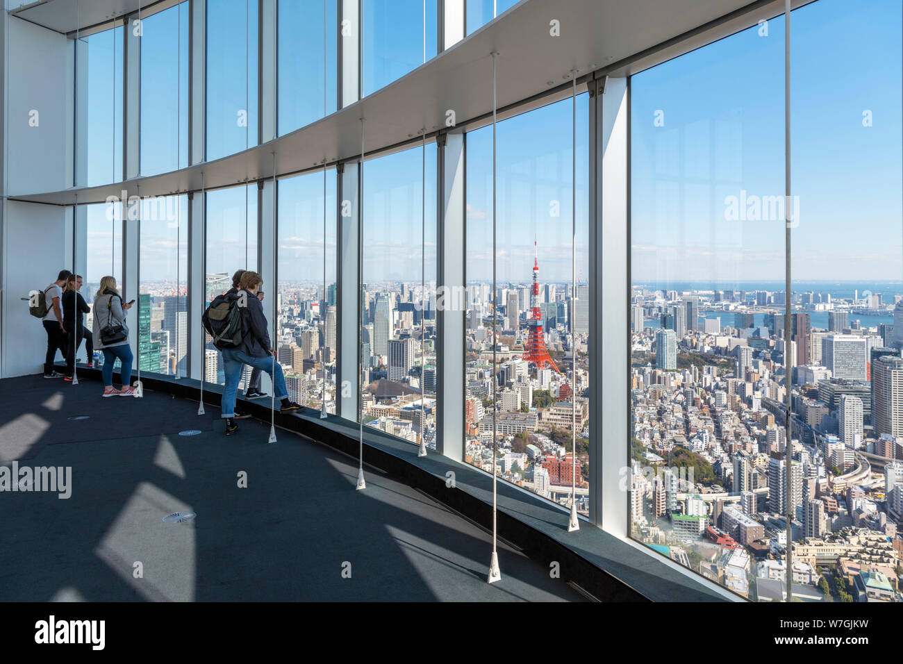 Les visiteurs à la recherche sur la ville à partir de la plate-forme d'observation de la Tour Mori, Roppongi Hills, Tokyo, Japon Banque D'Images