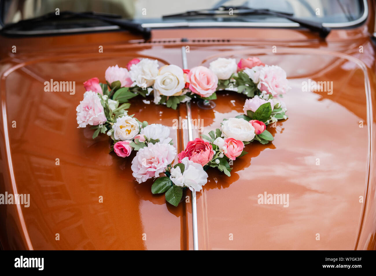 En forme de coeur mariage décoration rose sur un capot de voiture Banque D'Images