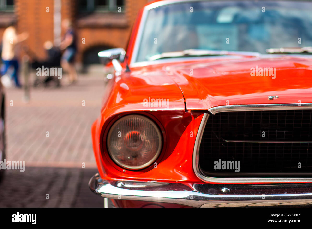 Libre d'une Mustang classique rouge voiture garée dans le centre-ville de Hanovre, Allemagne Banque D'Images