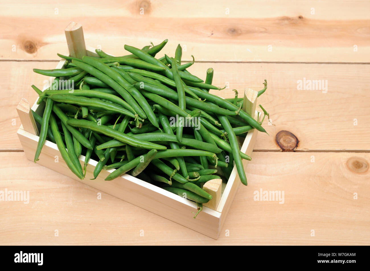 Beaucoup og haricots verts dans la caisse en bois Banque D'Images