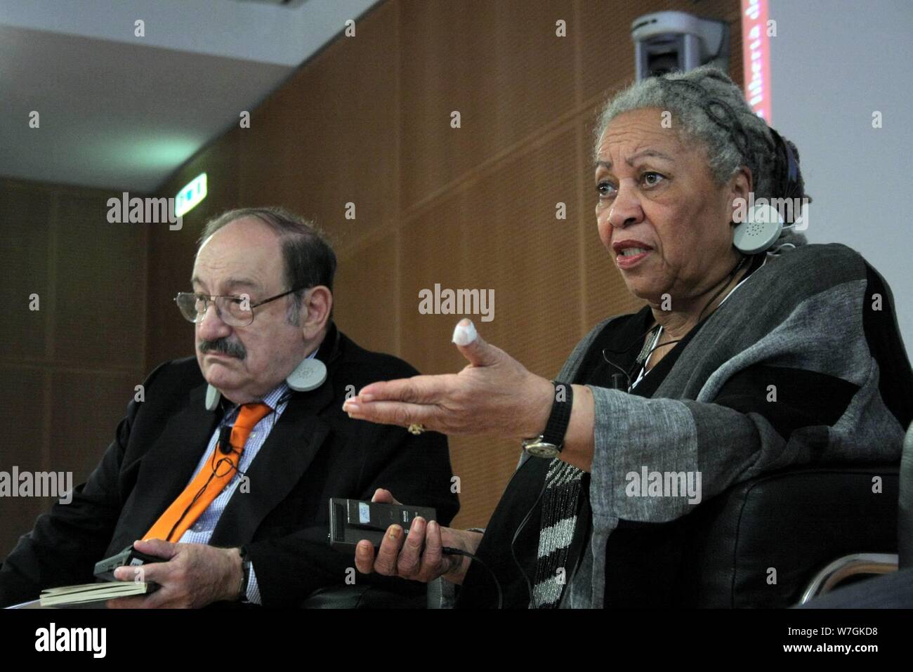 UMBERTO ECO RÉPOND À L'ÉCRIVAIN TONI MORRISON À LA SALLE BUZZATI DU COURRIER DU SOIR À LA RÉUNION "l'histoire, QUI REND ET QUI L'ÉCRIT" (Alberto Cattaneo/Fotogramma, MILAN - 2009-05-22) ps la photo peut être utilisé dans le respect du contexte dans lequel elle a été prise, et sans intention diffamatoire de la dignité des personnes représentées (Alberto Cattaneo/Fotogramma, Répertoire de photos - 2019-08-06) p.s. la foto e' utilizzabile nel rispetto del contesto dans cui e' stata scattata, e senza intento del diffamatorio decoro delle persone rappresentate Banque D'Images