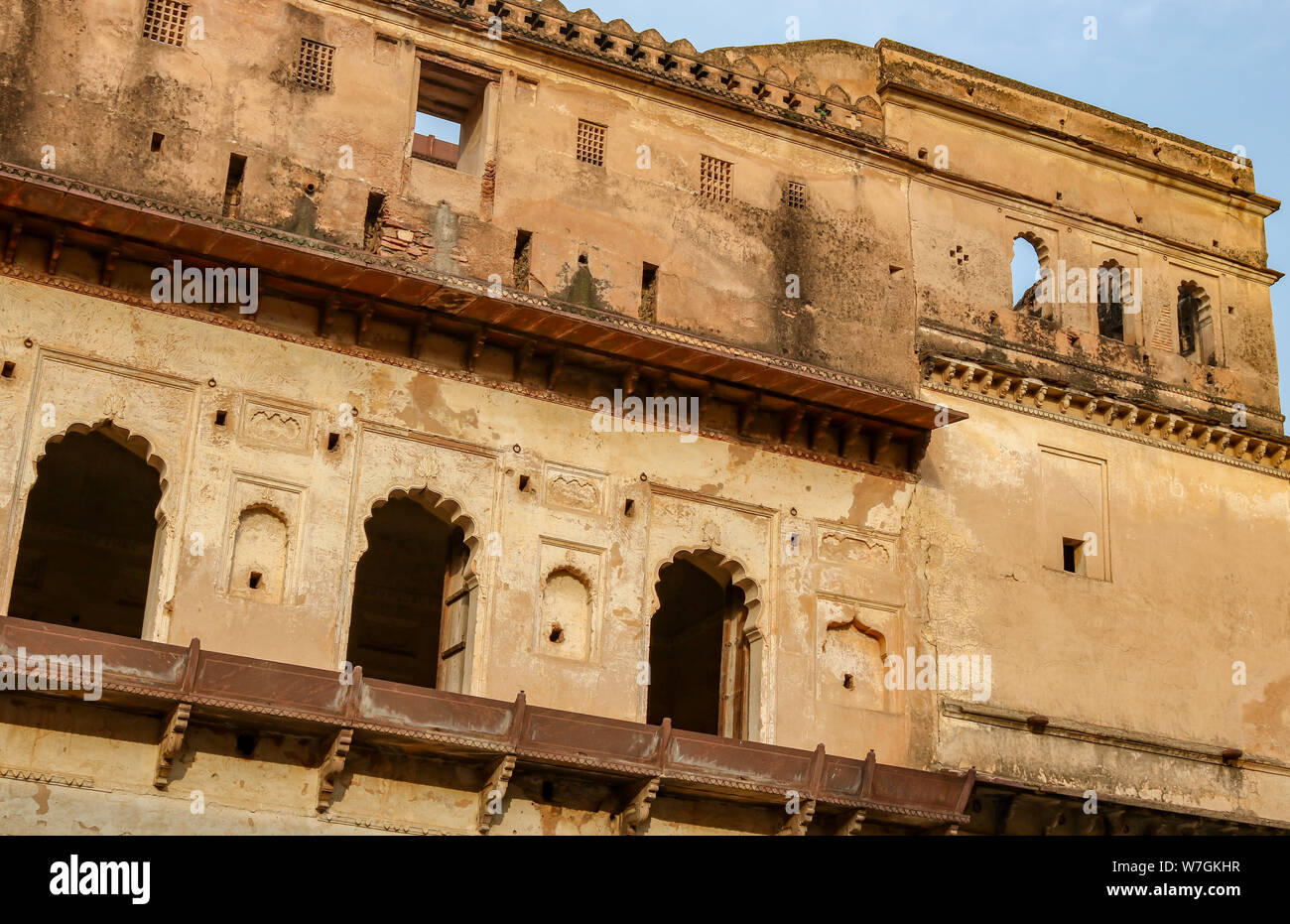 Le soleil du soir éclaire la façade décorée d'Orchha Palace, Orchha, Inde Banque D'Images