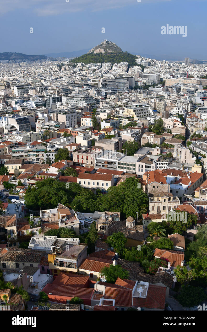 Grèce, Athènes : vue sur la ville et le mont Lycabette de l'Acropole. Bâtiments dans le centre-ville. Banque D'Images
