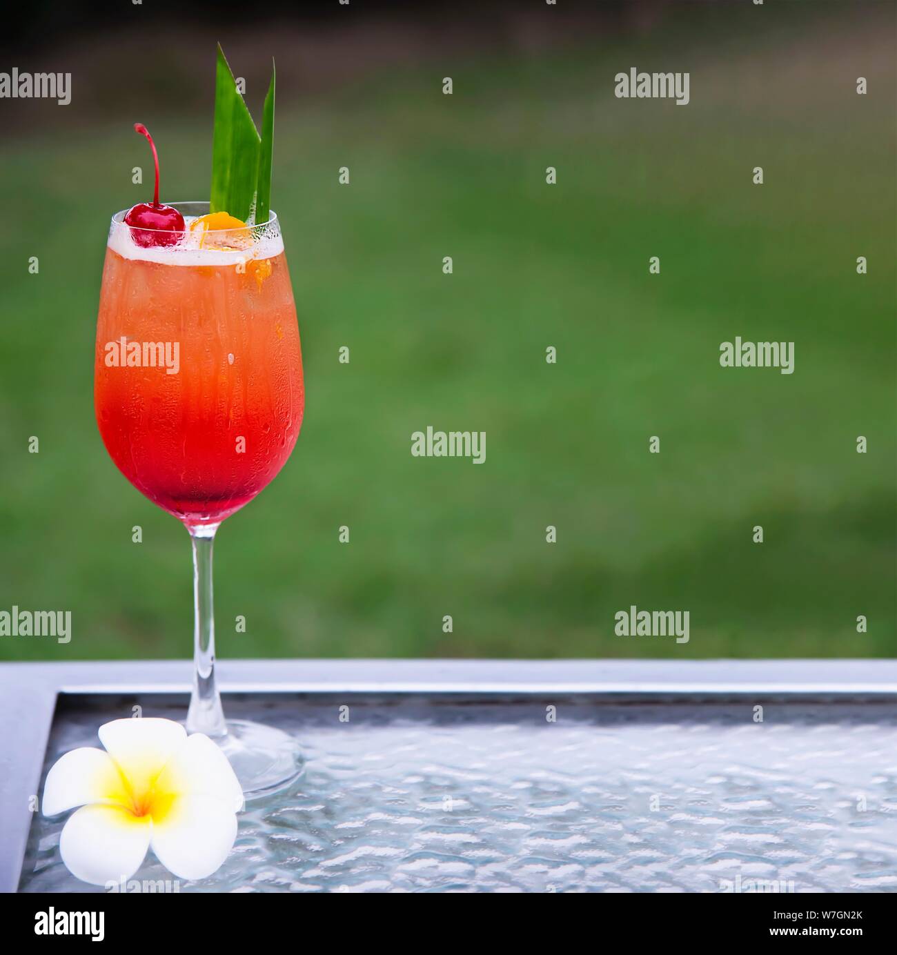 Recette du cocktail mai tai nom mai thai ou faveur dans le monde entier : cocktail Rhum sirop d'orgeat le jus de lime et la liqueur d'Orange - Boisson de l'alcool doux avec f Banque D'Images