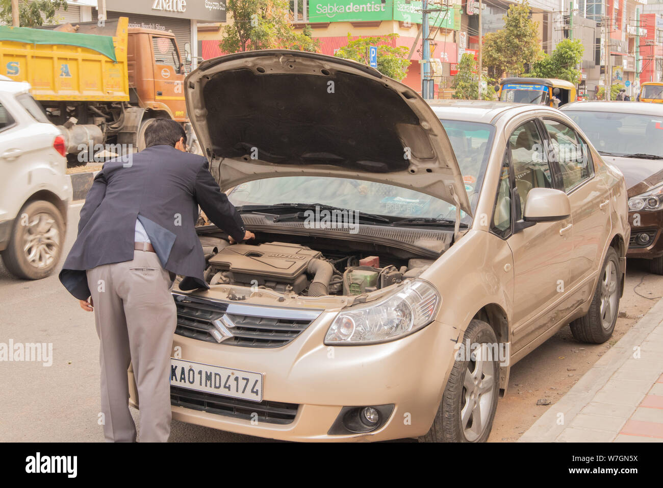 Bangalore, Inde Juin 27,2019 : essayer d'inspecter sa voiture sur le côté de la route à Bengaluru, Inde Banque D'Images