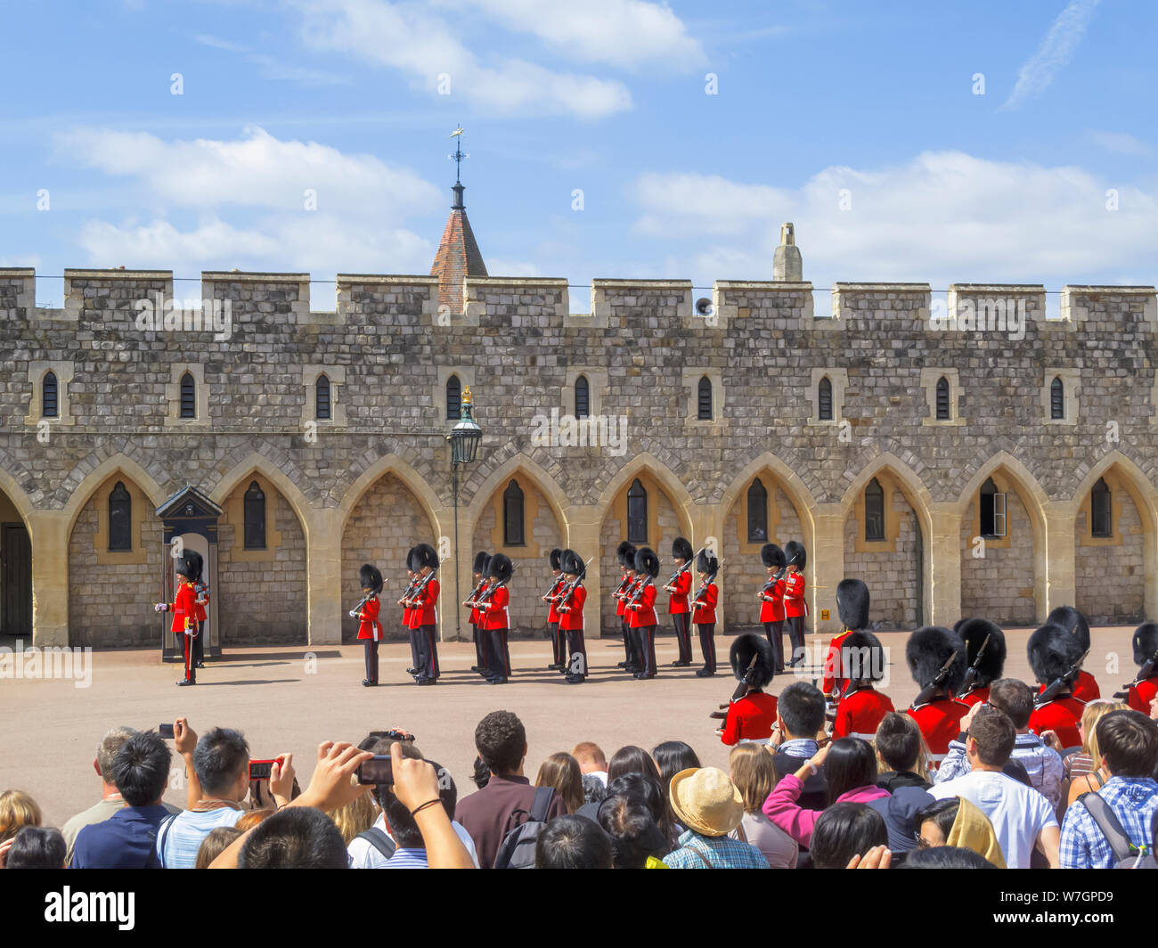 Les touristes regarder les soldats de l'des soldats au cours de l'évolution de l'Église garde au château de Windsor, Windsor enceinte garder inférieur, UK Banque D'Images