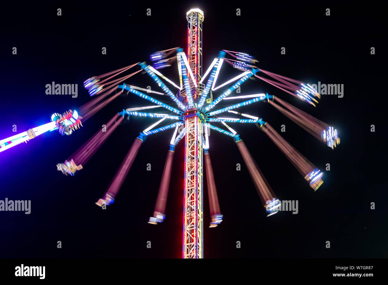 Fairground attraction en mouvement, mouvement floue, au cours de célébrations dans les Festivals précolombienne la ville de Huelva (Fiestas Colombinas de Huelva), à co Banque D'Images