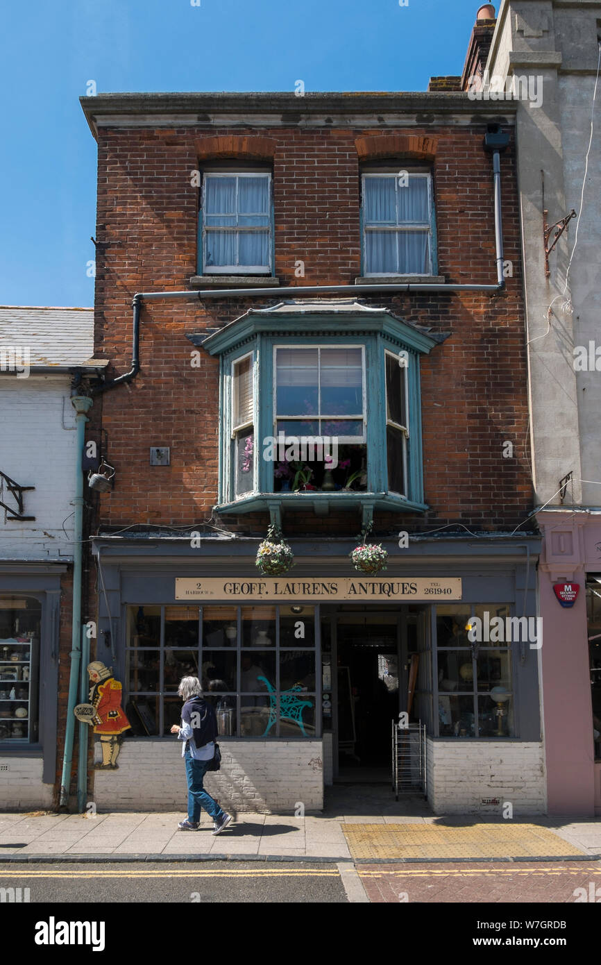 Geoff Laurens en boutique Antiquités Harbour Street, Whitstable, Kent, UK Banque D'Images