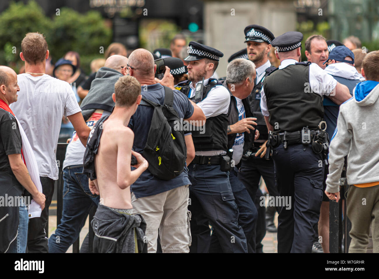 Des foules de gens en colère chez Free Tommy Robinson de protestation à Londres, au Royaume-Uni, en essayant de briser cordon policier. Poussant Banque D'Images