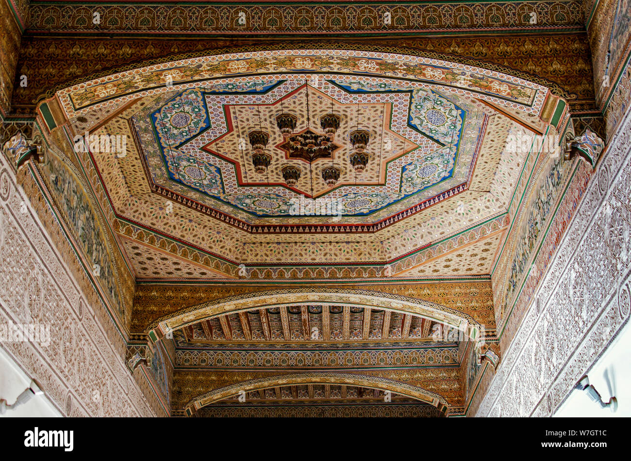 Le plafond en bois sculpté et peint à la main. Palais Bahia, Marrakech. Banque D'Images
