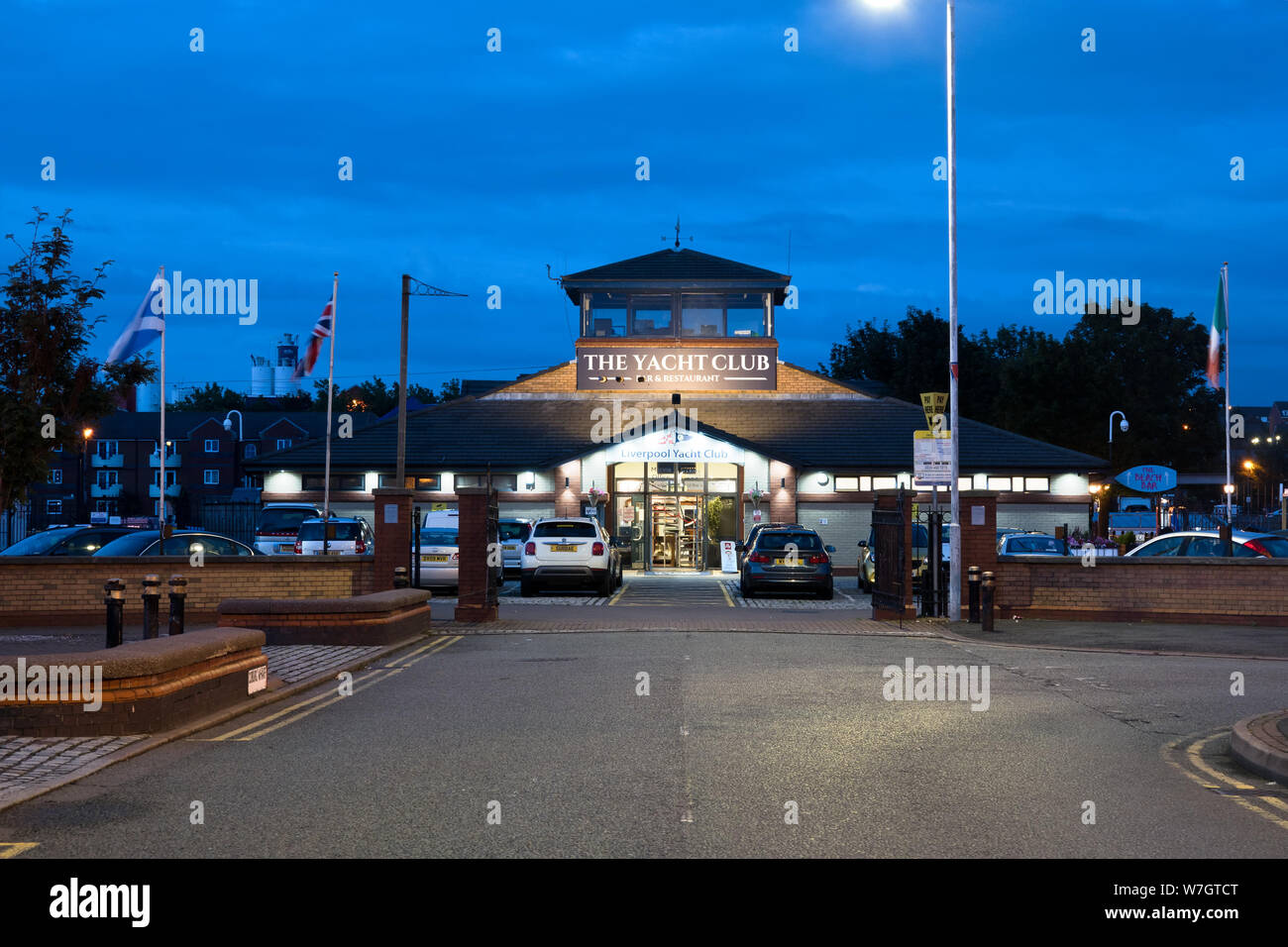 Yacht Club de Liverpool bar et restaurant au Liverpool Marina Dock Coburg au crépuscule. Banque D'Images