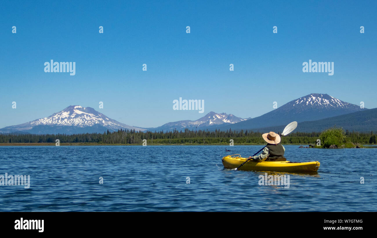 Penelope kayak au réservoir des Prairies Grue, Cascades, lacs, centre de l'Oregon. Banque D'Images