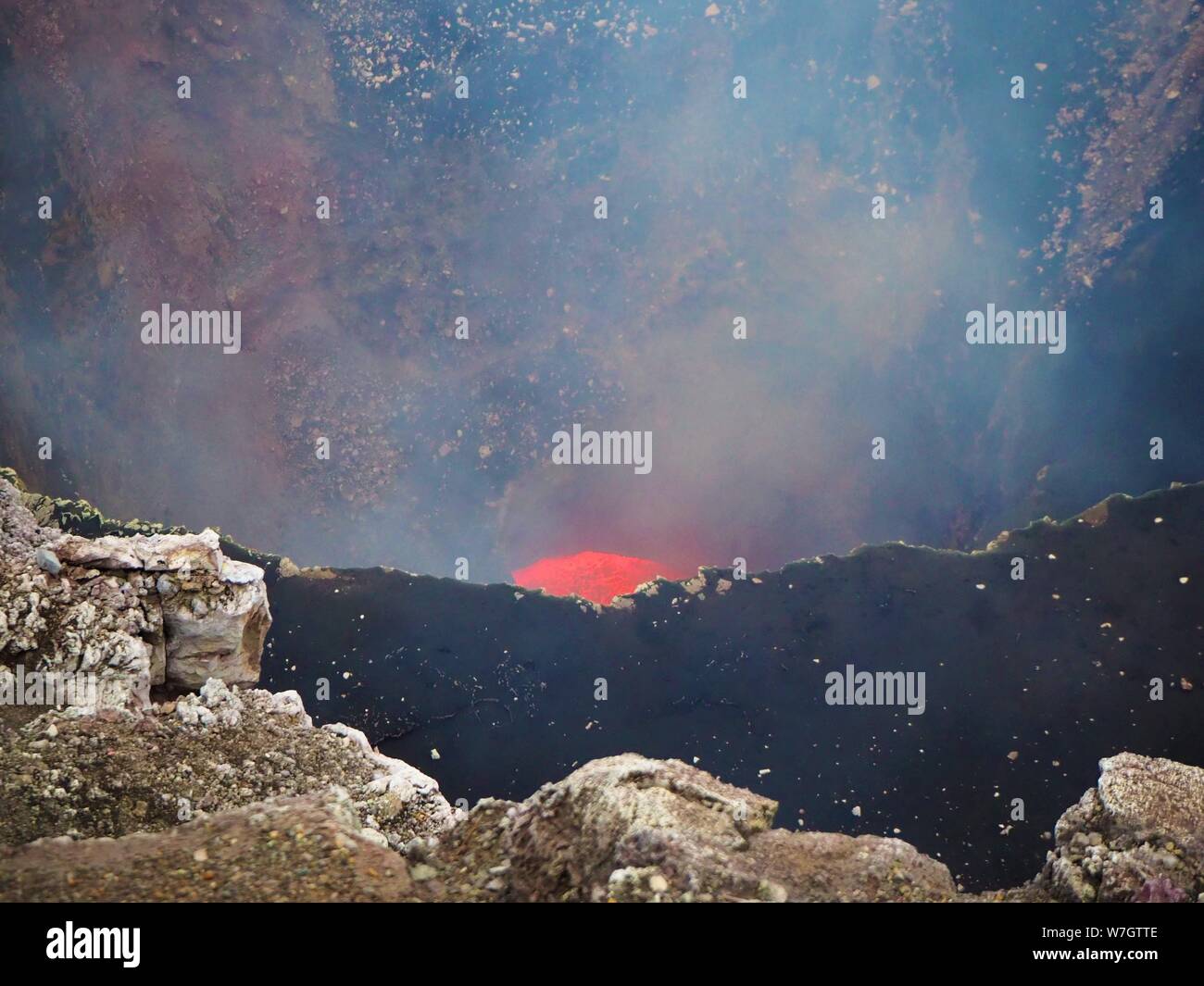 Volcan Masaya au Nicaragua. À la recherche dans la caldeira et voir la lave et le magma au centre de la terre. Banque D'Images