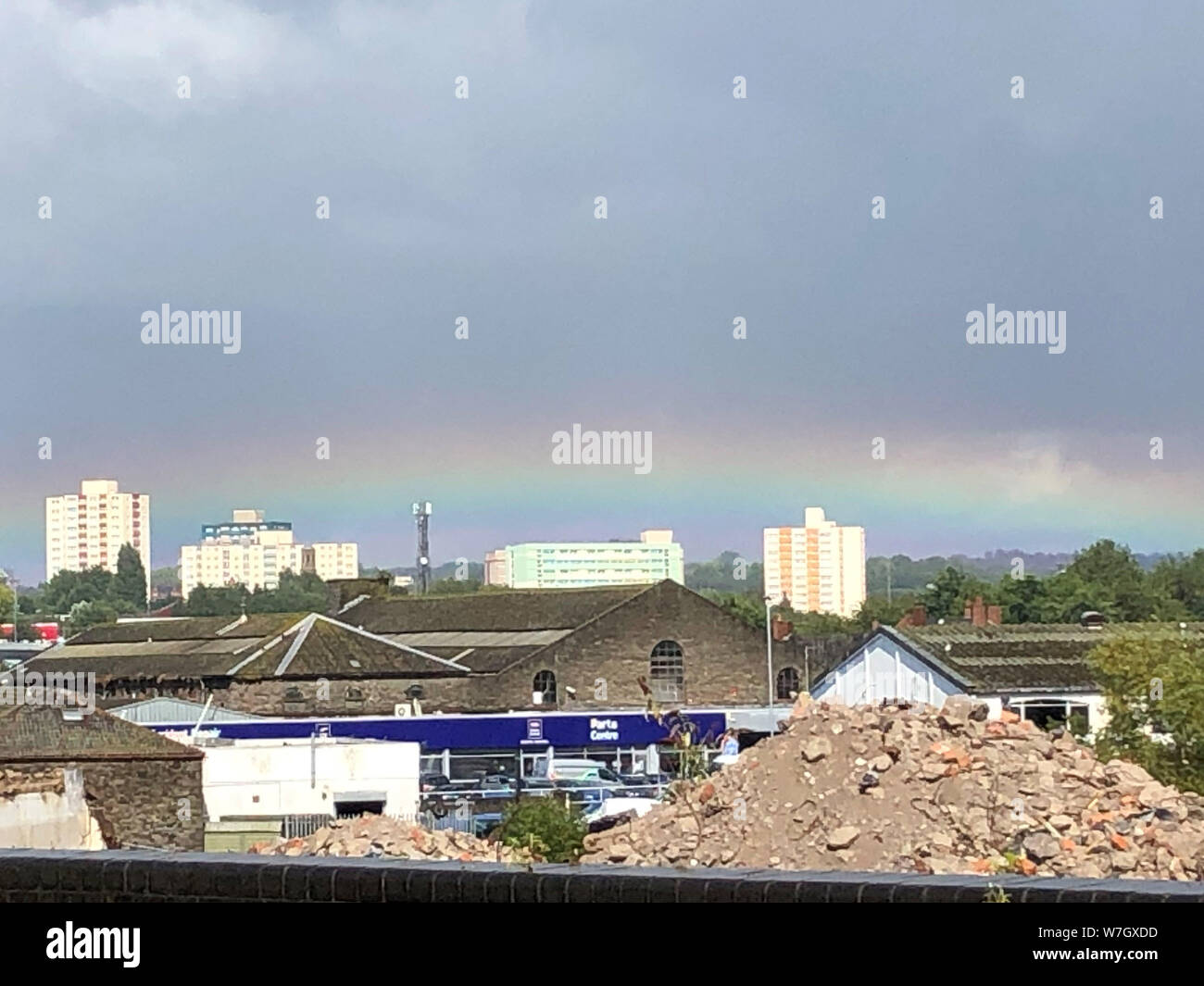 Un arc-en-ciel plat au-dessus de Bristol, d'après le Met Office c'est en raison de la position de l'observateur et la réfraction de la lumière au large de stratus bas. Banque D'Images