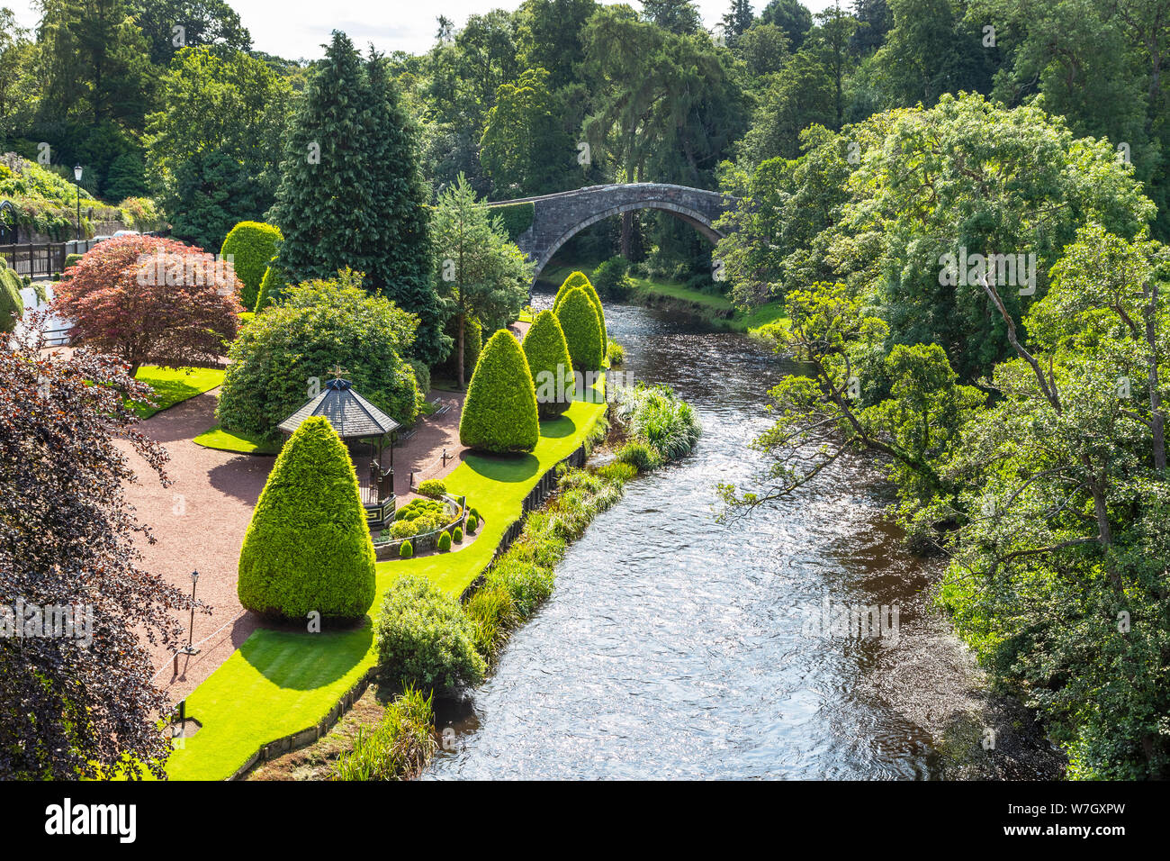 Les touristes l'article sur l'ancien Brig O'Doon, un 15e siècle pont pavée traversant la rivière Doon à Alloway, Ayrshire et a été mentionné dans le poème Banque D'Images
