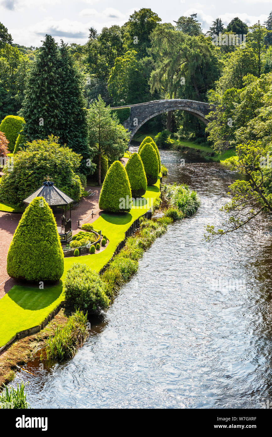 Les touristes l'article sur l'ancien Brig O'Doon, un 15e siècle pont pavée traversant la rivière Doon à Alloway, Ayrshire et a été mentionné dans le poème Banque D'Images