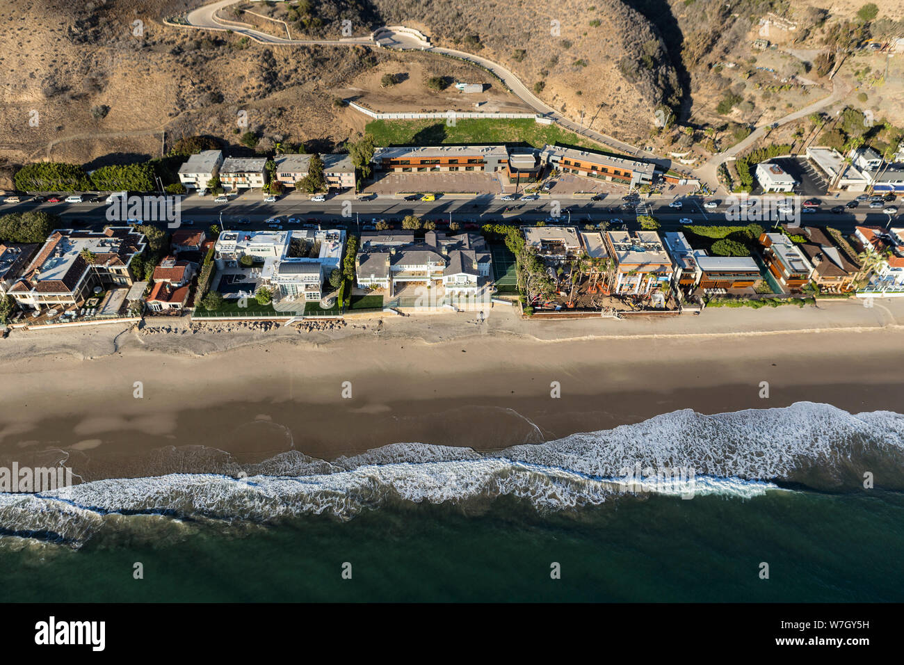 Malibu, Californie, Etats-Unis - le 17 décembre 2016 : Vue aérienne de Grand Beach mansions sur autoroute de la côte Pacifique au nord de Los Angeles. Banque D'Images