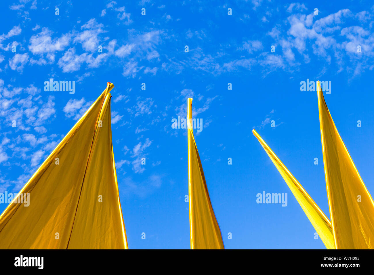 Voile jaune bannières contre un ciel d'été bleu à Steveston en Colombie-Britannique Banque D'Images