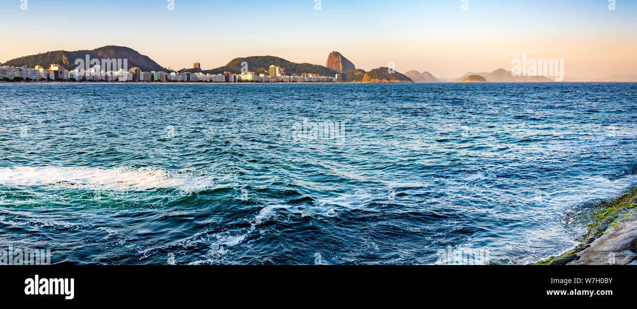Image panoramique de la plage de Copacabana et le Pain de Sucre en arrière-plan en fin d'après-midi à Rio de Janeiro Banque D'Images
