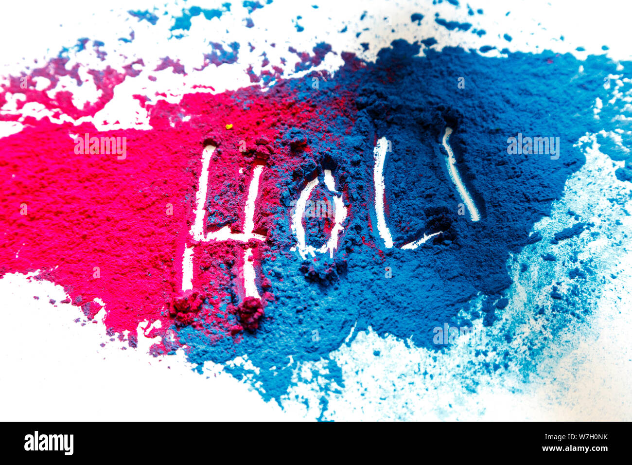 Résumé Contexte splatted en poudre. Explosion de poudre colorés sur fond blanc. Nuage de couleur. La poussière colorée exploser. Peinture Holi. Banque D'Images